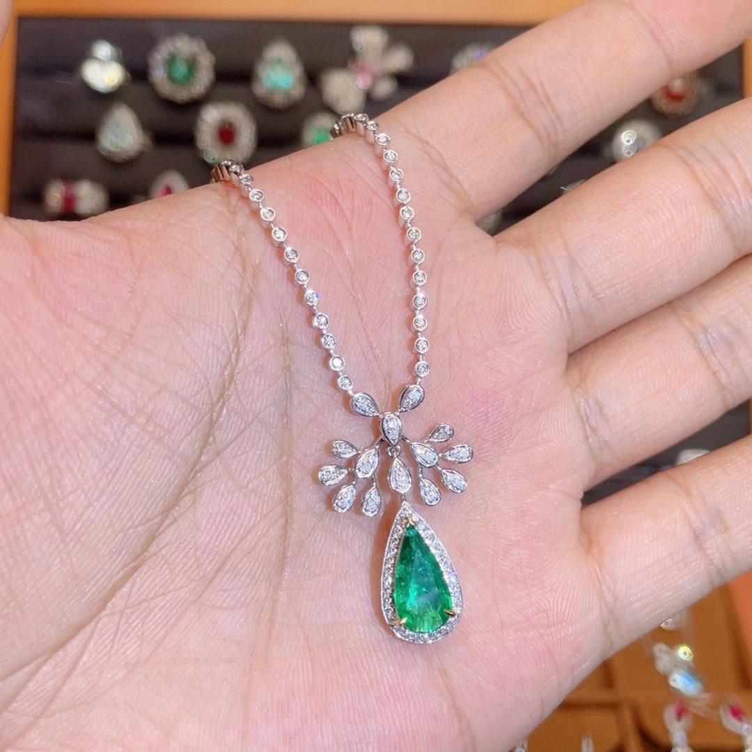 祖母绿18K金镶嵌颈饰1.37ct