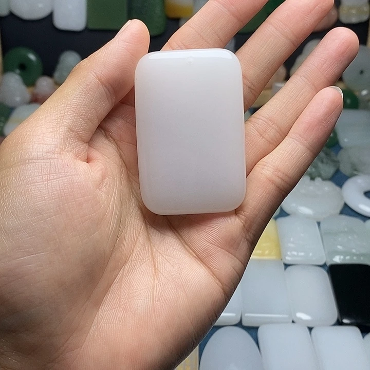 人***见石英质玉（金丝玉）未镶嵌颈饰