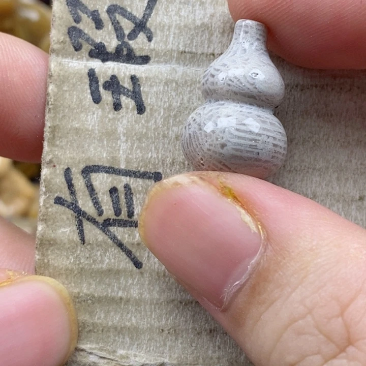 颈饰未镶嵌硅化珊瑚（珊瑚玉）秋*梧有瑕 没打孔