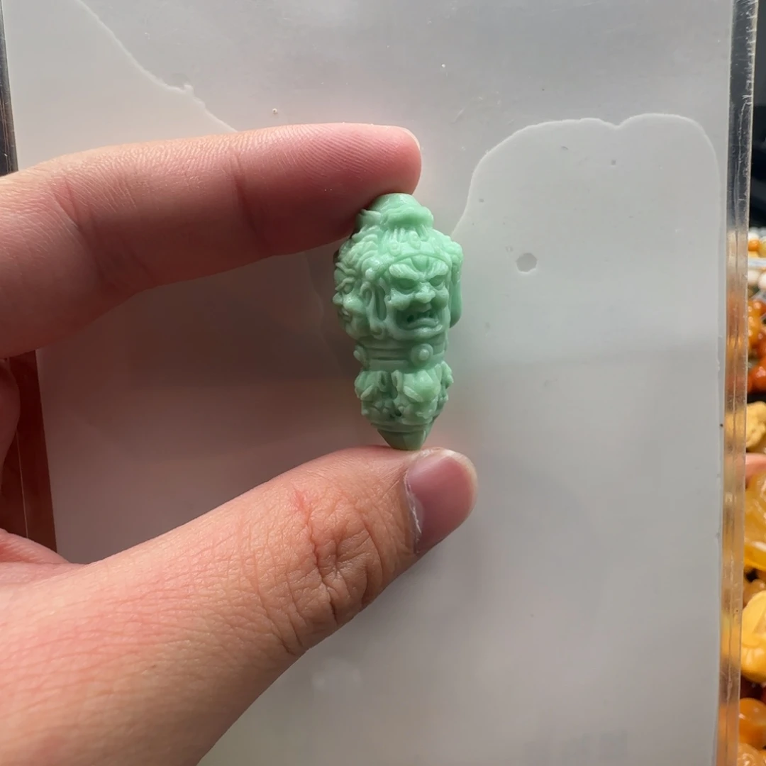 东***生颈饰未镶嵌石英质玉