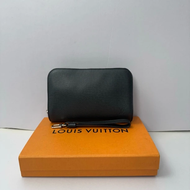 99新 LouisVuitton/路易威登 Taiga高公价手拿包