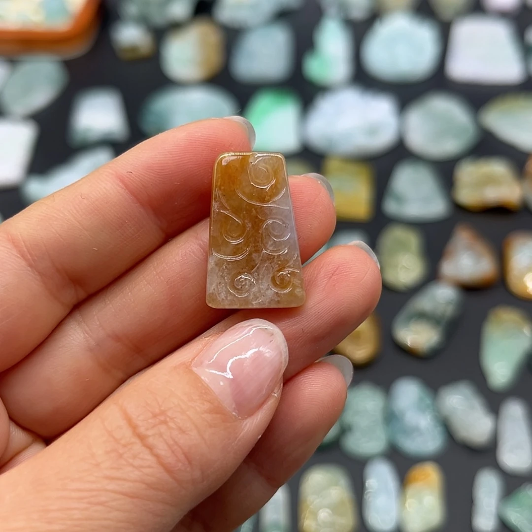 【闪购商品】翡翠颈饰未镶嵌仿古牌