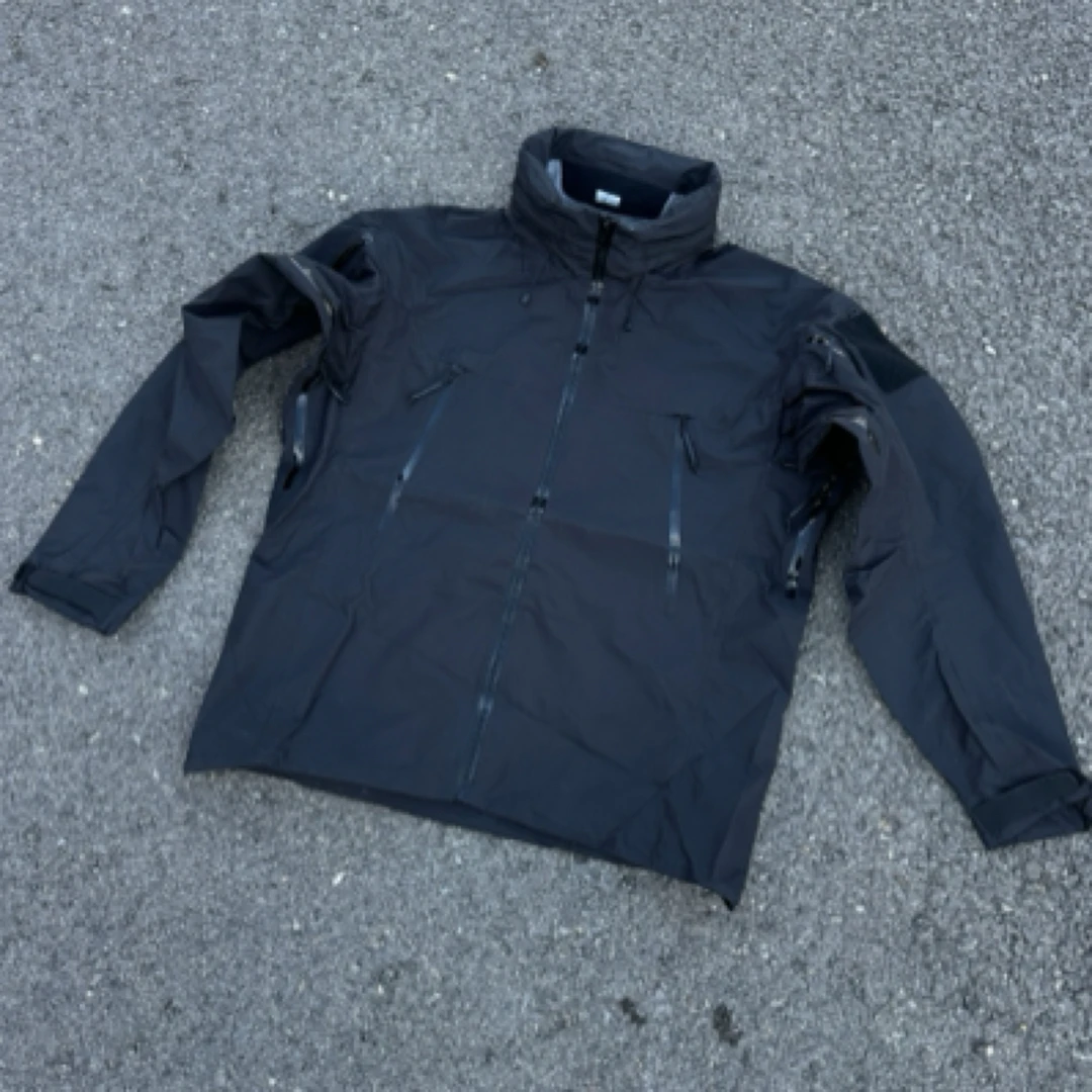 户外运动硬壳男防风防水轻薄登山春秋连帽冲锋衣外套 男款防泼水