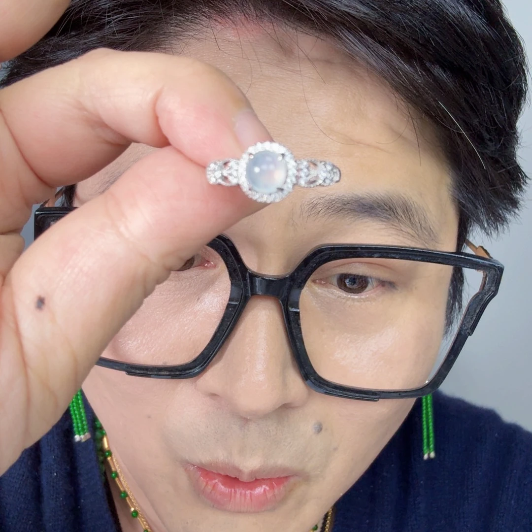 翡翠未镶嵌颈饰一件