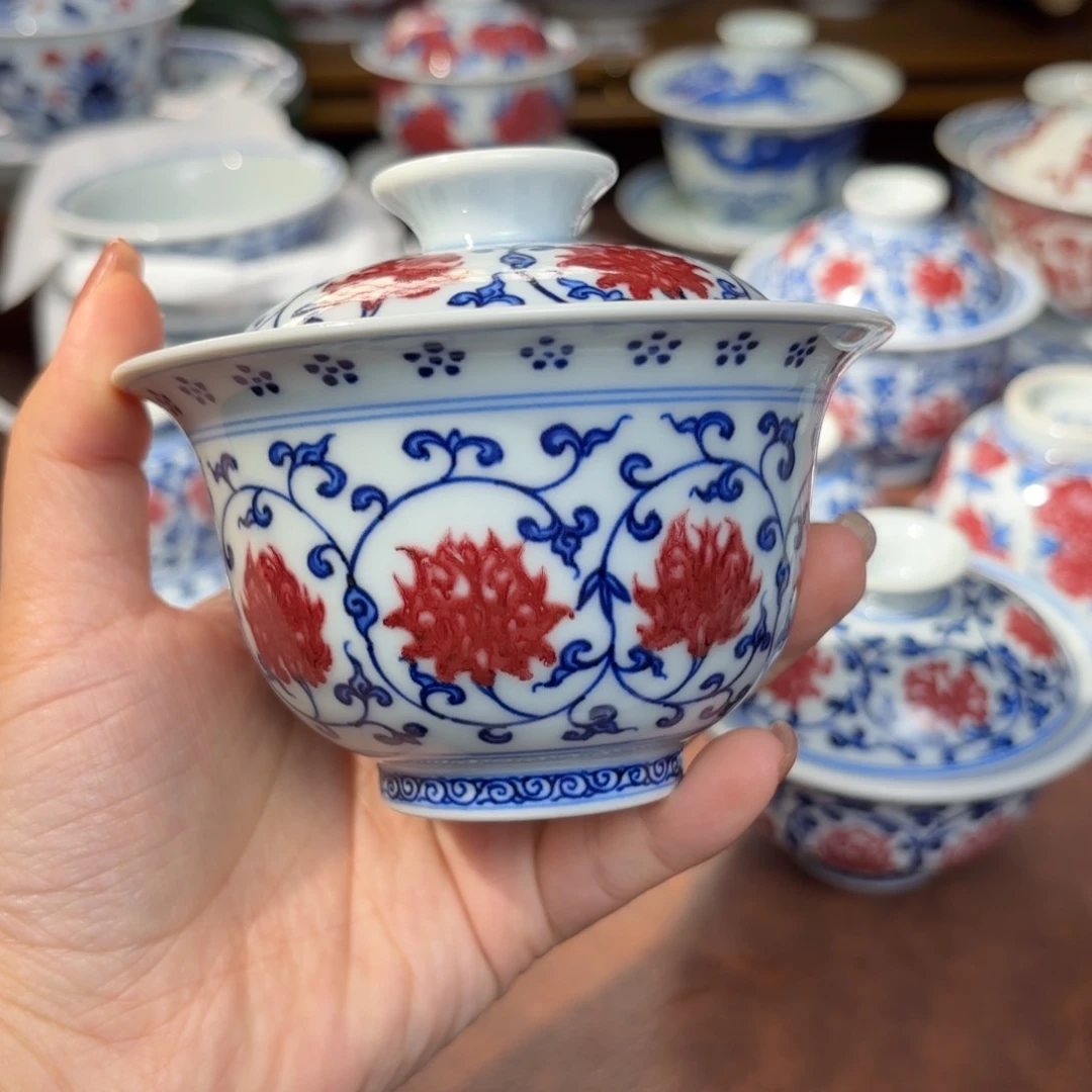 ?*客青花釉里红缠枝莲大盖碗