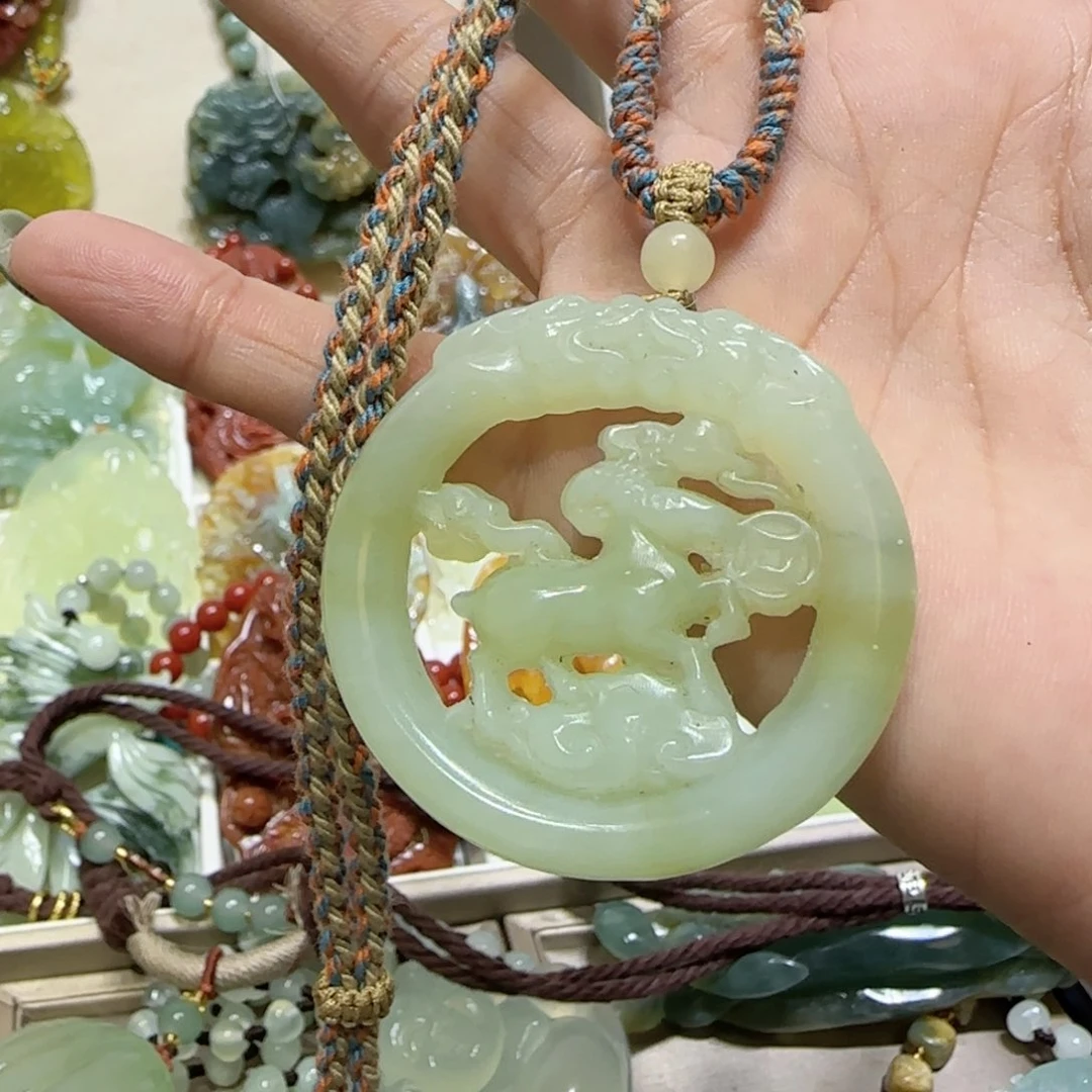 未镶嵌蛇纹石玉吊坠