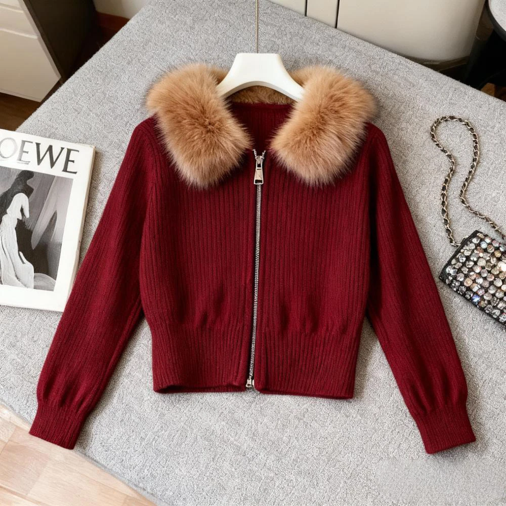 2025新款秋冬轻熟V领针织外套女时尚慵懒风高级感酒红色毛领毛衣