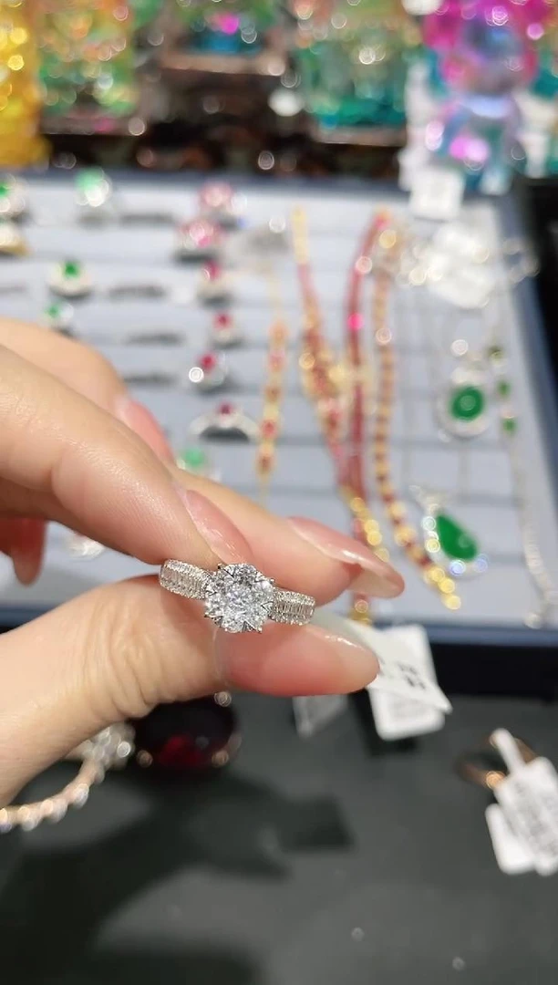 18K金镶嵌钻石戒指