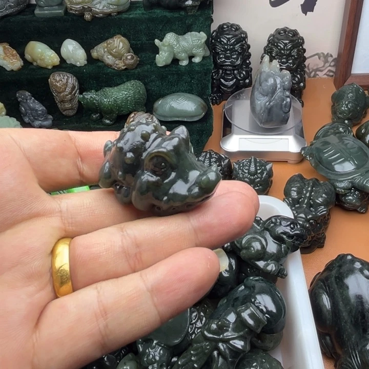 和田玉未镶嵌把件