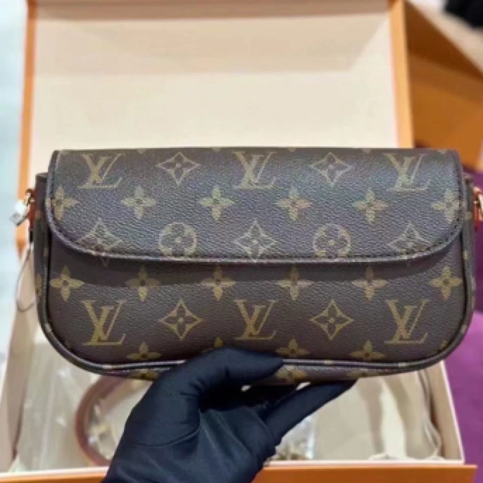 全新未使用 LouisVuitton/路易威登 老花ivy单肩包  芯