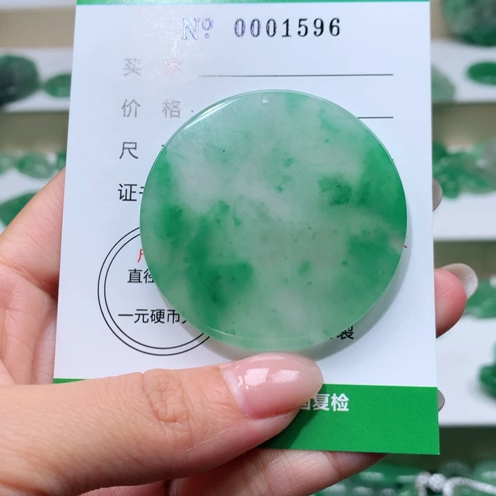 颈饰未镶嵌石英质玉鹰*瘦