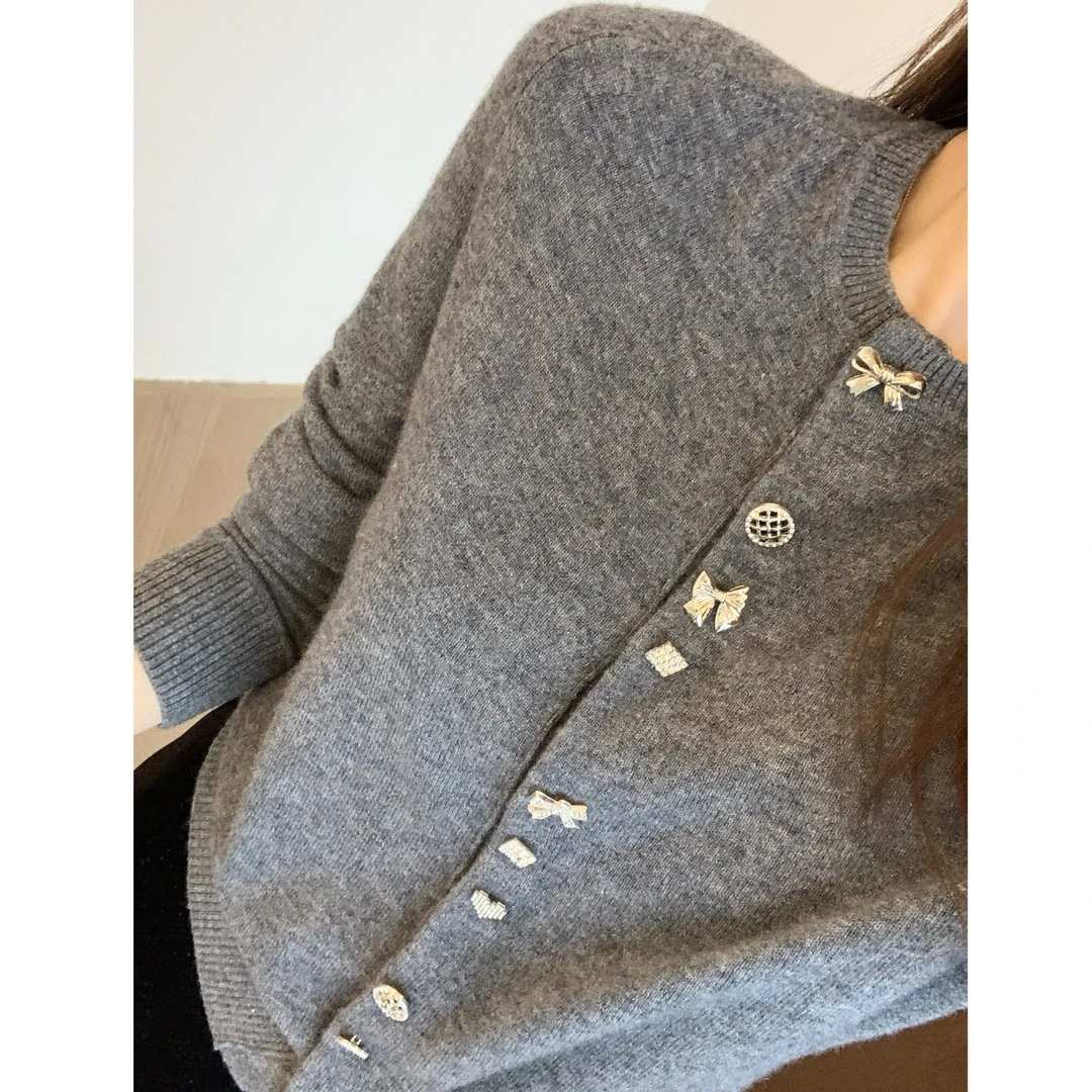 THEWOW 慵懒俏皮 软糯亲肤蝴蝶结水钻排扣圆领针织开衫