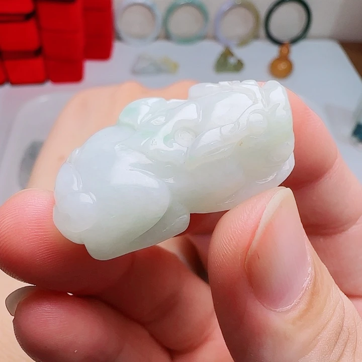 翡翠未镶嵌颈饰貔貅