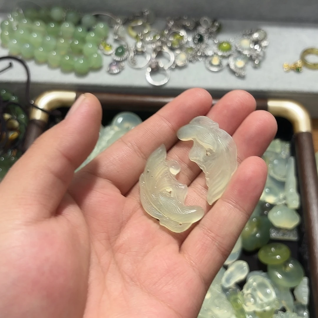 鱼***雨蛇纹石玉未镶嵌颈饰