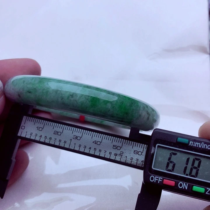 翡翠未镶嵌手镯……