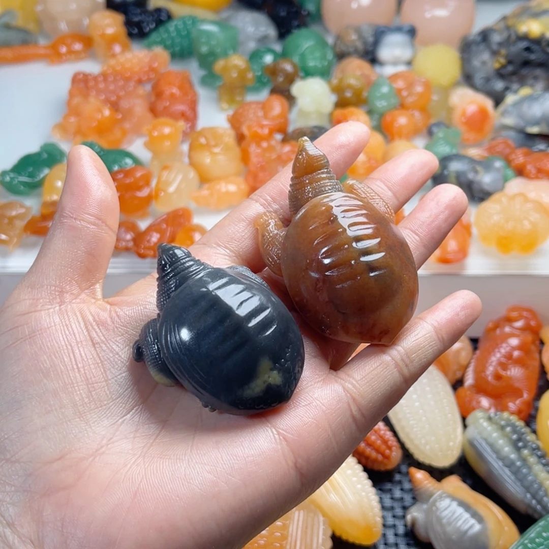 用***三石英质玉（金丝玉）未镶嵌颈饰