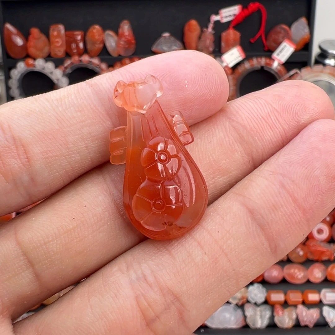 南红玛瑙未镶嵌颈饰琵琶