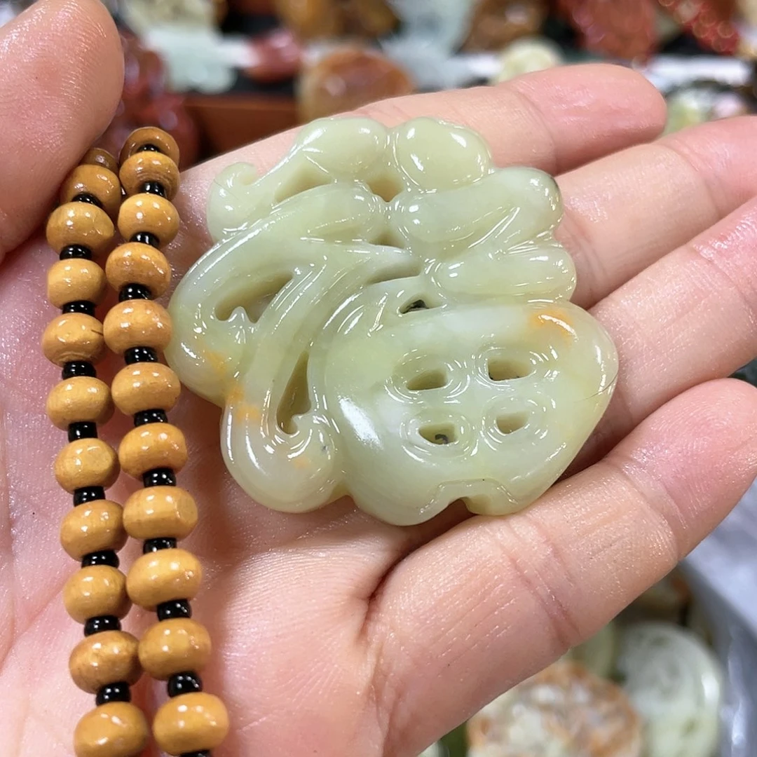 蛇纹石玉颈饰合金