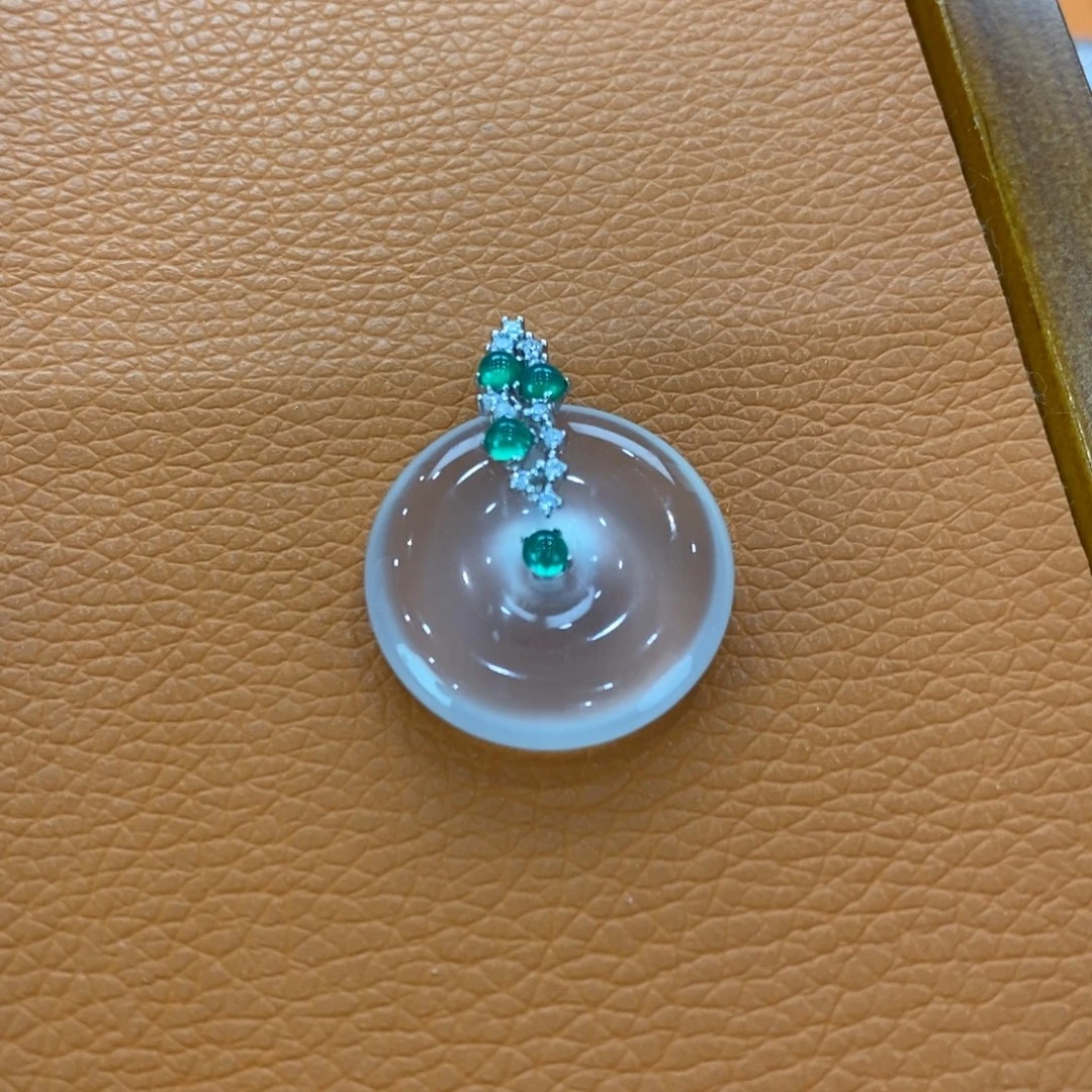 石英质玉吊坠(赠链)银S925镶嵌长***?