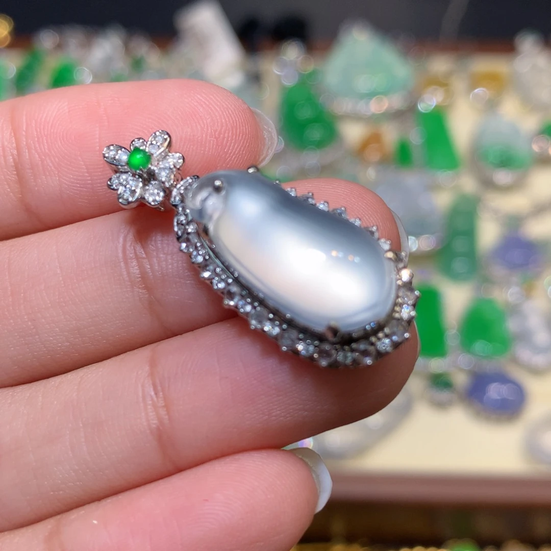 翡翠18K金镶嵌颈饰吊坠