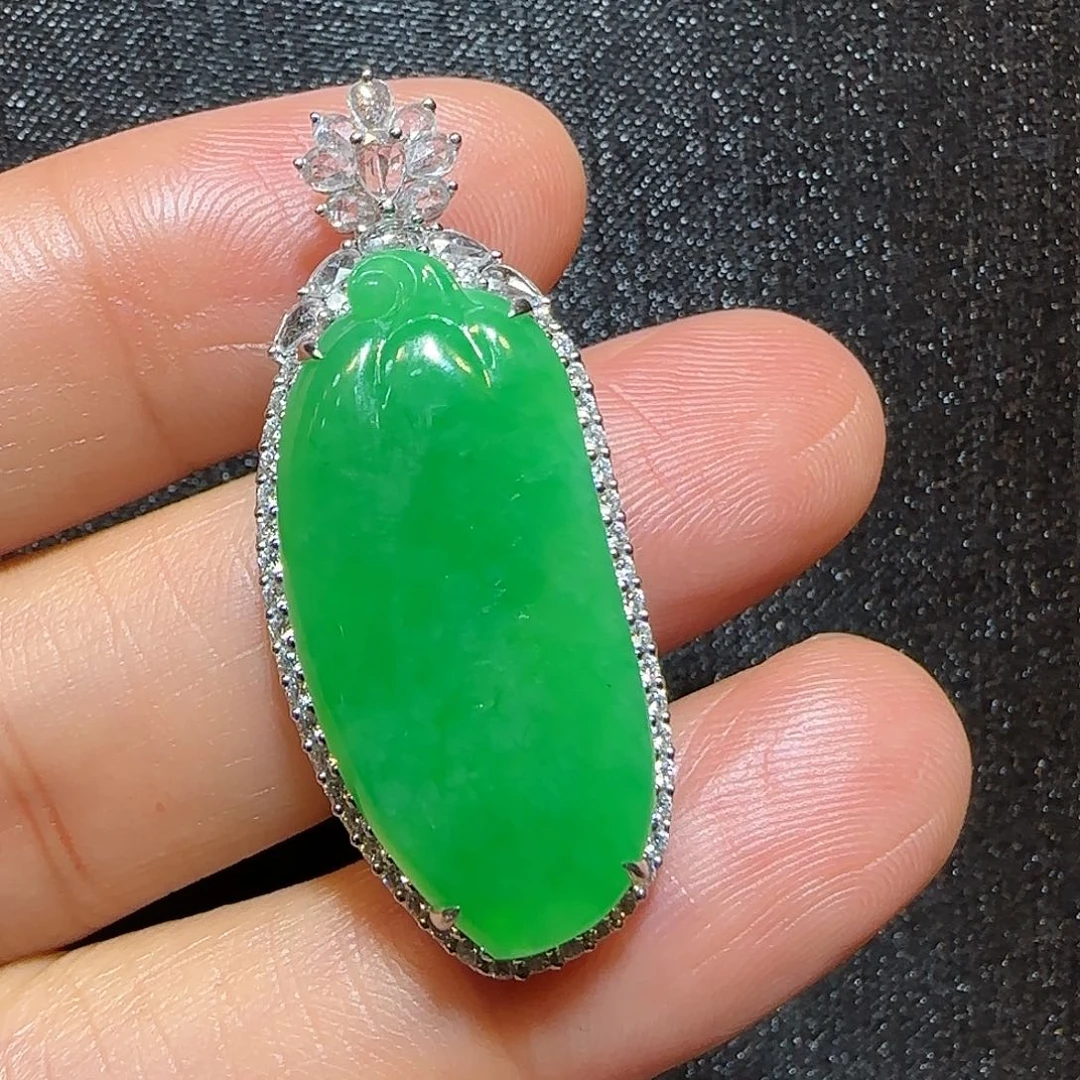 翡翠18K金镶嵌颈饰福瓜