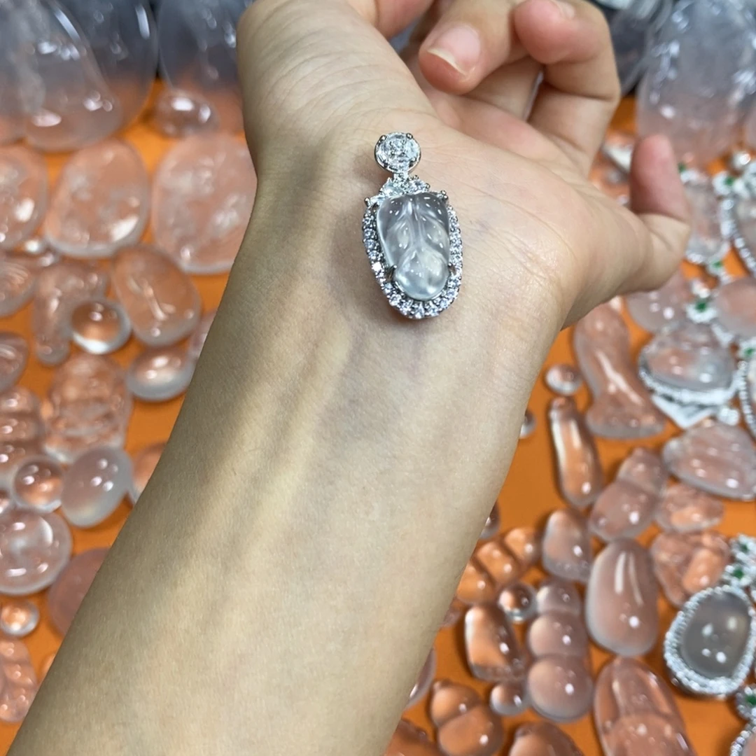 石英质玉未镶嵌颈饰叶子