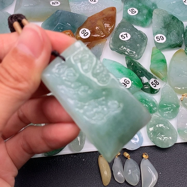 翡翠未镶嵌颈饰随型