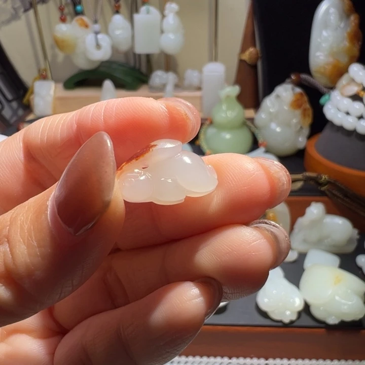 家***妮和田玉未镶嵌颈饰