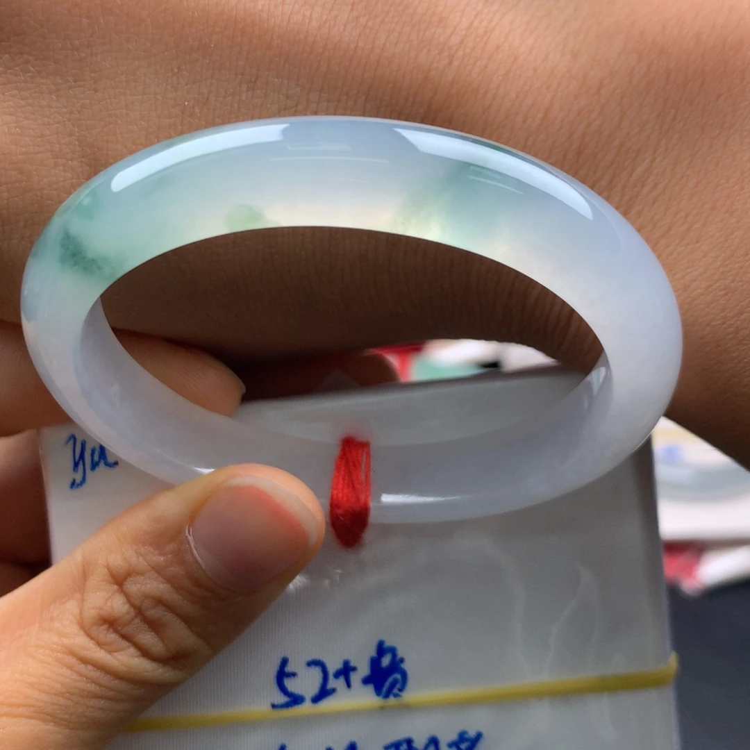 翡翠未镶嵌手镯冰飘绿花起光