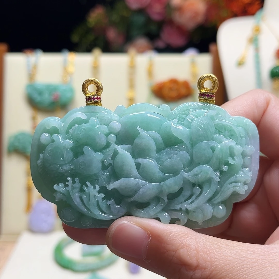 翡翠颈饰未镶嵌鱼戏荷花