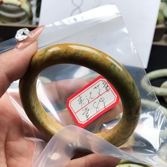蛇纹石玉手镯未镶嵌夹***堂