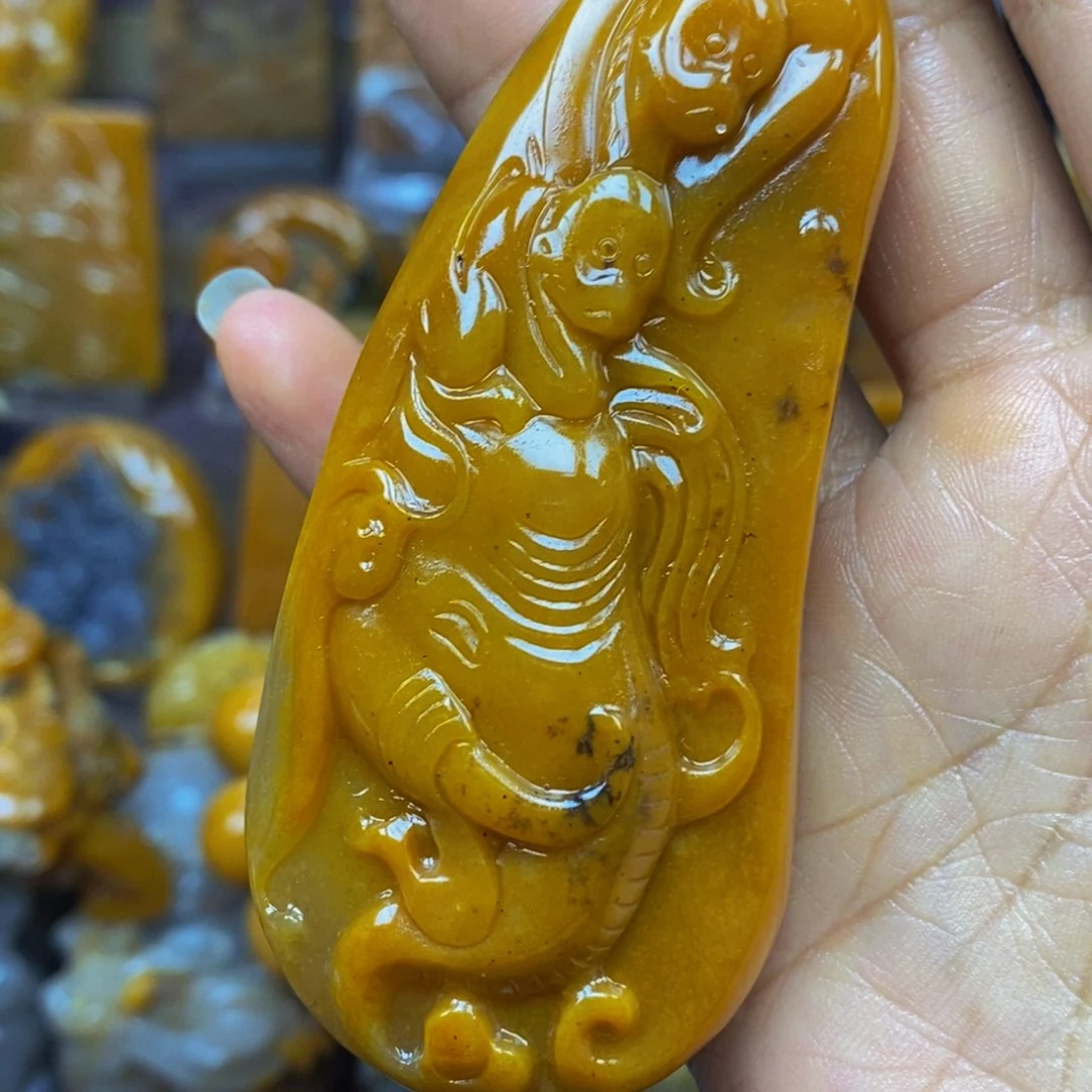 未镶嵌石英质玉（黄龙玉）颈饰