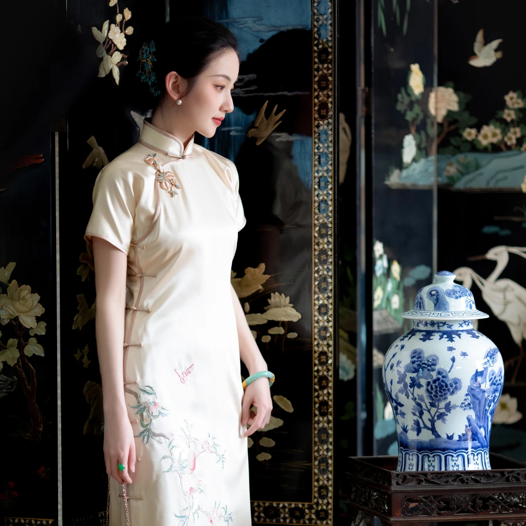 桃韵绮罗丨一城风絮丨米色醋酸缎桃子绣花四分袖全开襟长旗袍