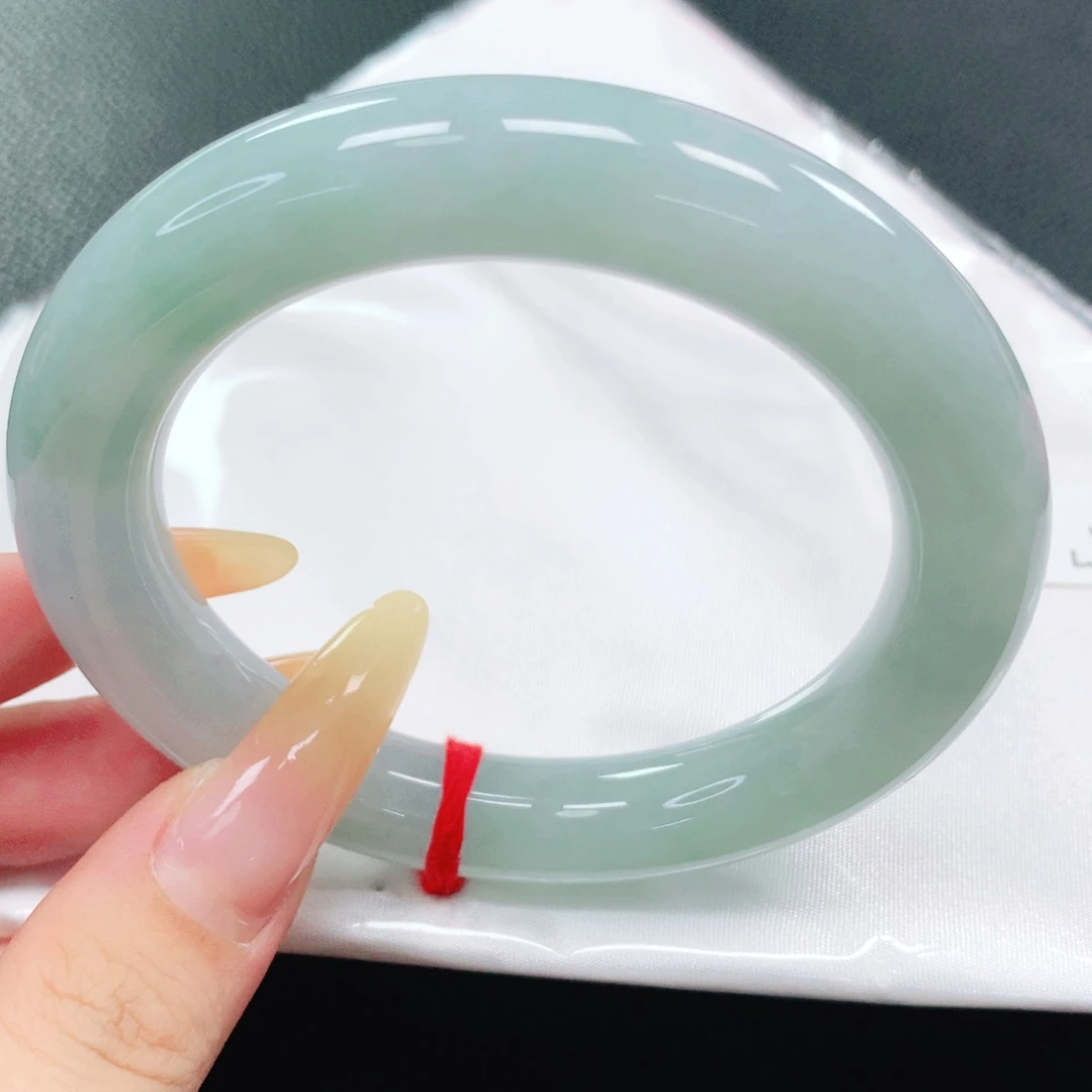 翡翠手镯未镶嵌56。