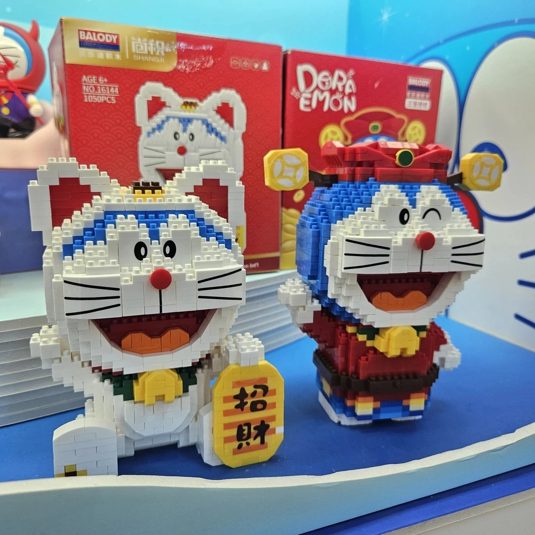 正版哆啦A梦机器猫招财站姿财神拼装微颗粒积木玩具摆件