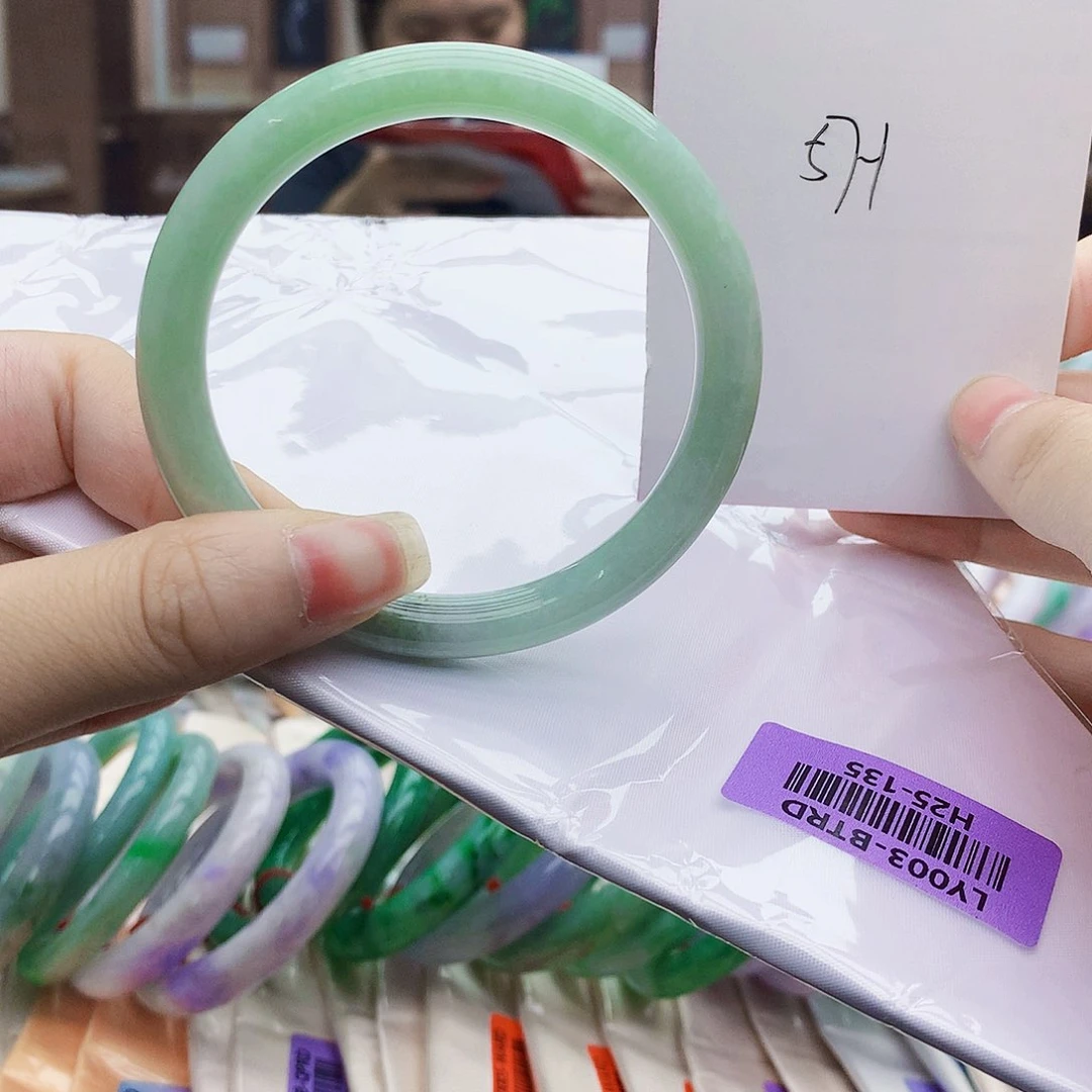 翡翠手镯未镶嵌The only way