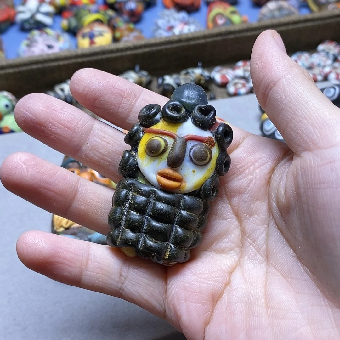 琉璃颈饰玉米娃一个