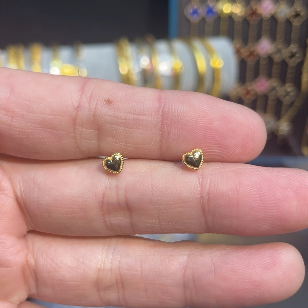 足银亮面爱心螺纹耳钉