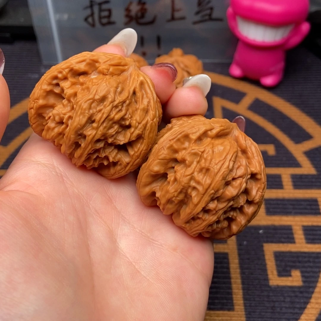 文玩核桃吊坠开****。白狮