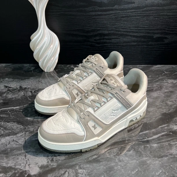 95新 LouisVuitton/路易威登 40.5码/灰白Trainer板鞋