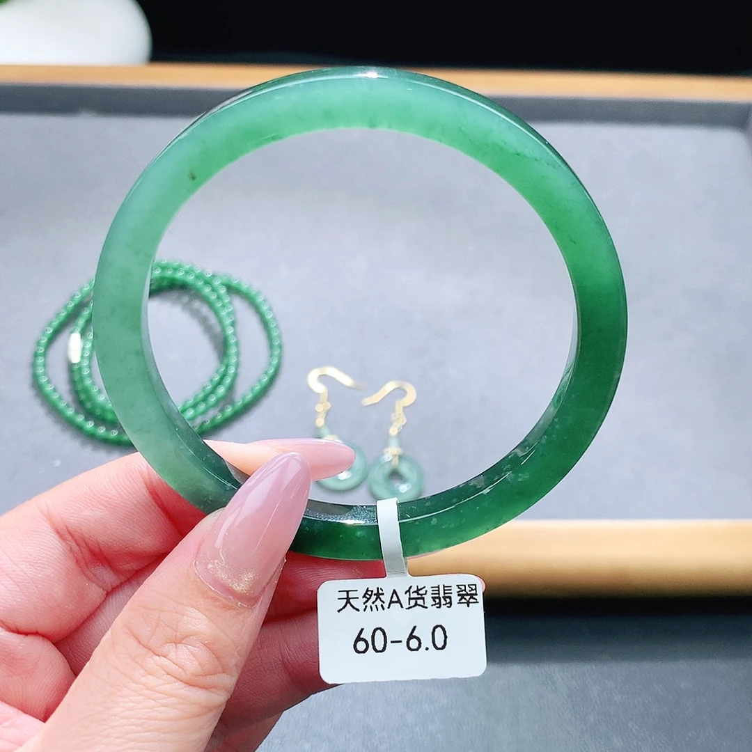 未镶嵌手镯（圆镯）翡翠