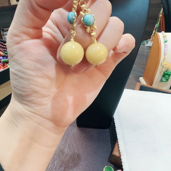 翡翠颈饰未镶嵌耳饰