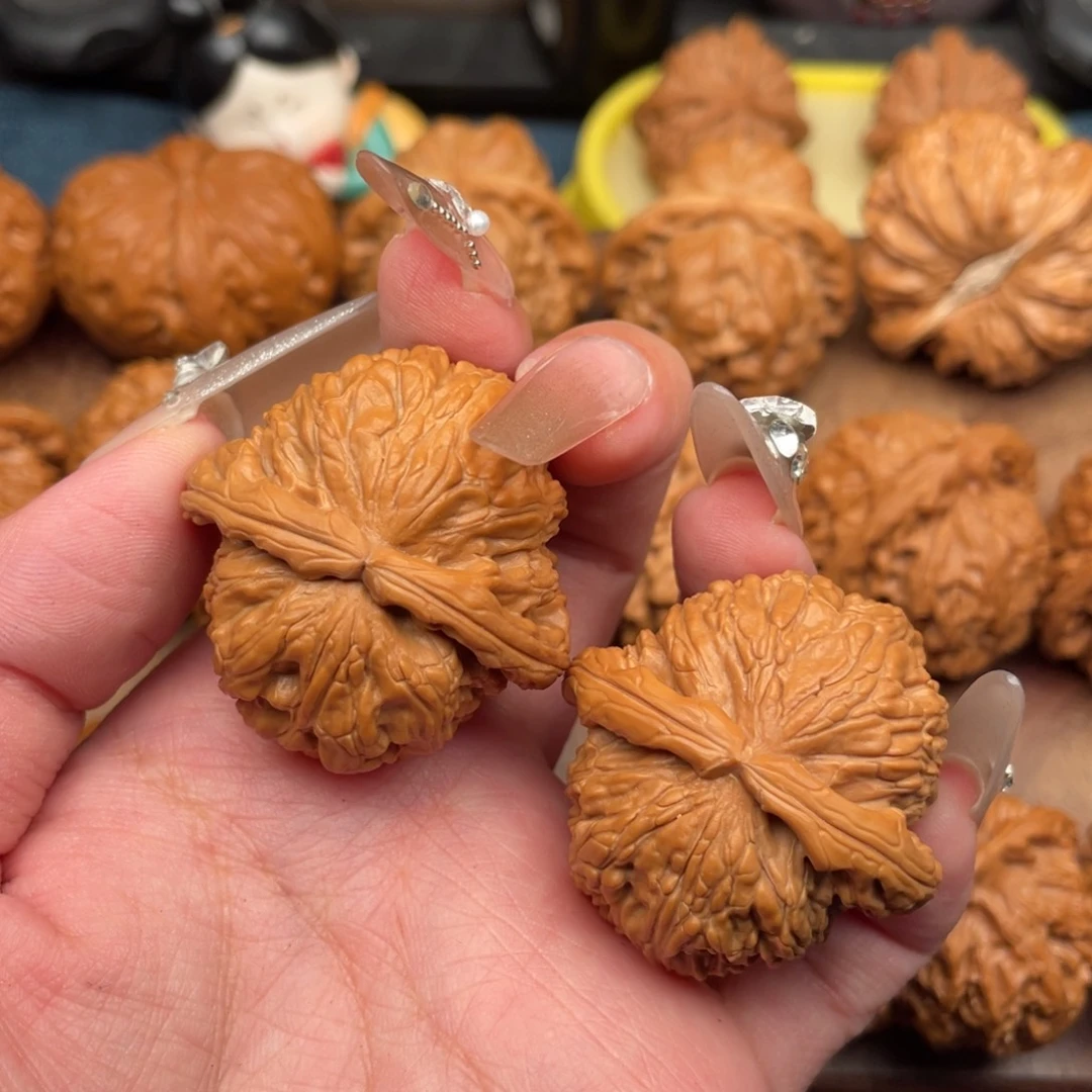 文玩核桃吊坠红皮球白39