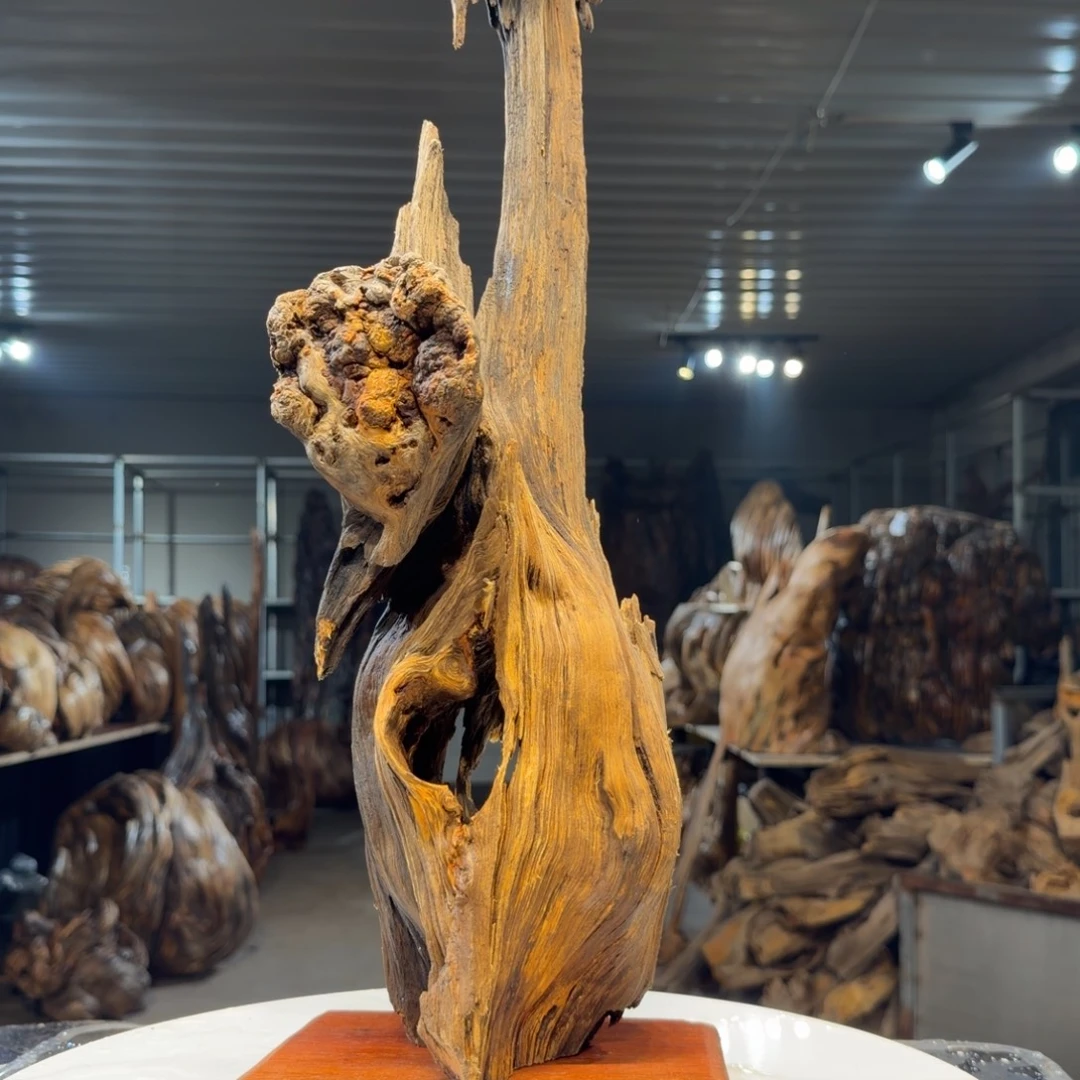 嘚***郎木王一刀琥珀木摆件B39