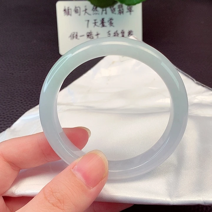 翡翠手镯未镶嵌翡翠
