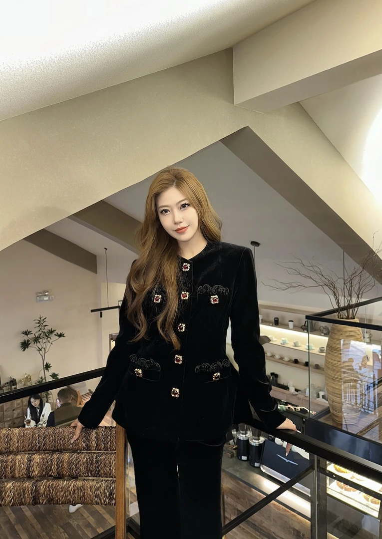 酷飒拽姐穿搭套装2024秋冬款宫廷风收腰外套微喇裤黑色丝绒两件套