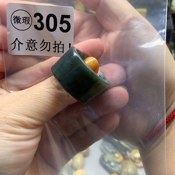 玩***兔透闪石质玉未镶嵌挂件