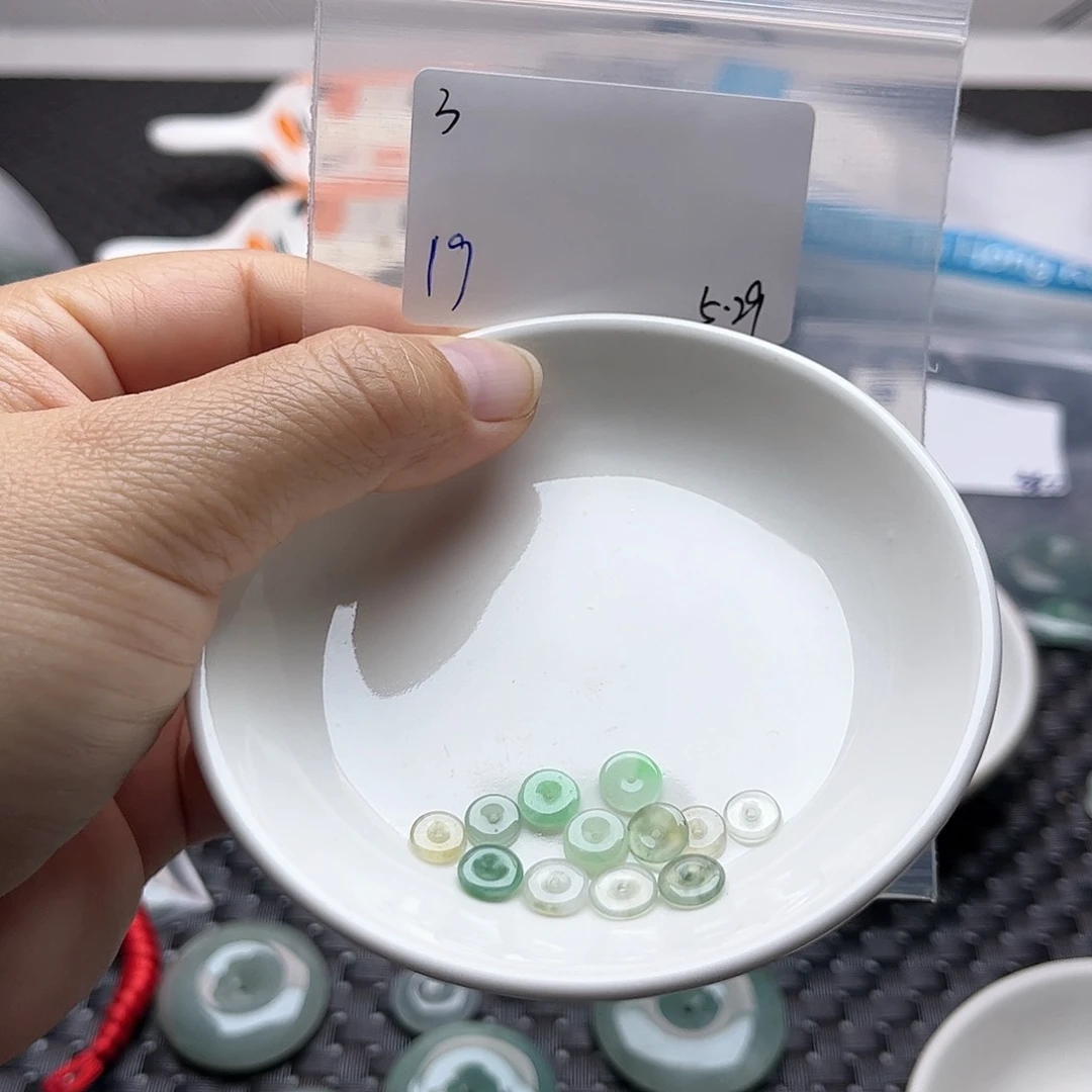 翡翠未镶嵌颈饰不