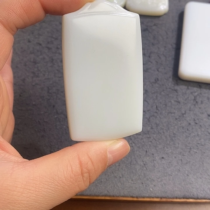 郑***权和田玉未镶嵌颈饰