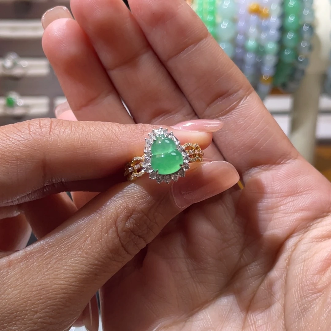 翡翠18K金镶嵌戒指甜绿葫芦戒指